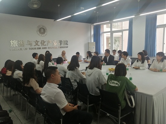 毕业生座谈会2 - 副本.jpg 毕业生座谈会2 - 副本.jpg