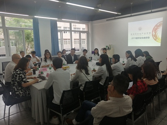 毕业生座谈会 - 副本.jpg 毕业生座谈会 - 副本.jpg